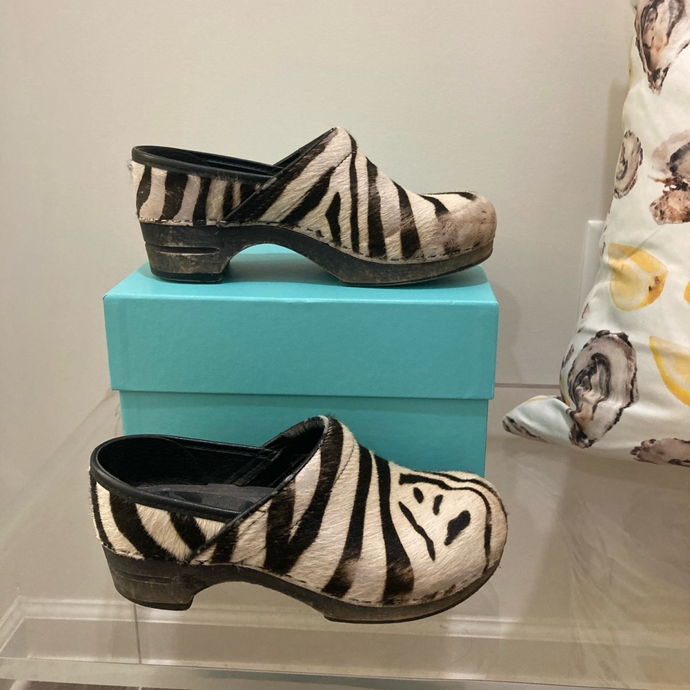 Women’s 🦓 Zebra Sanita Clogs 🦓 Faux fur texture. Size 8. (Size 38)